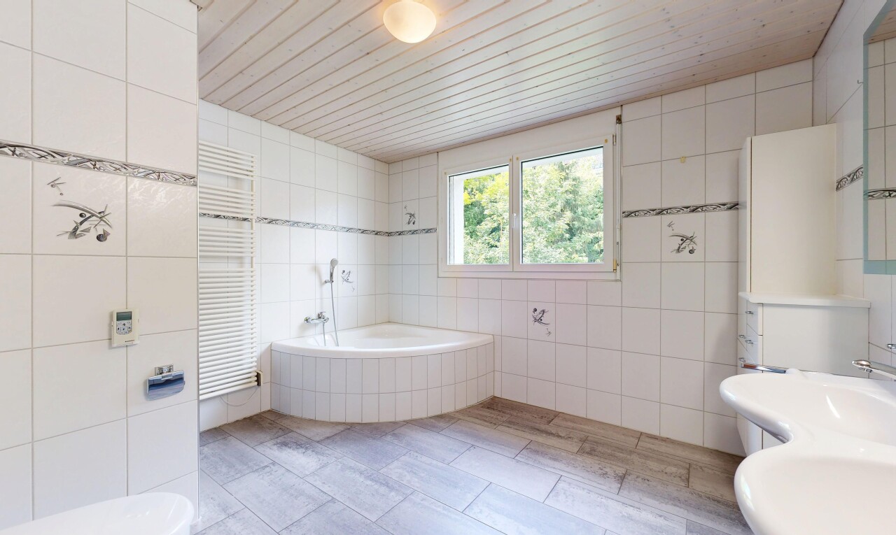 bad mit tile wall, fliesenwand, komplettes badezimmer, light floor, und handtuchwärmer