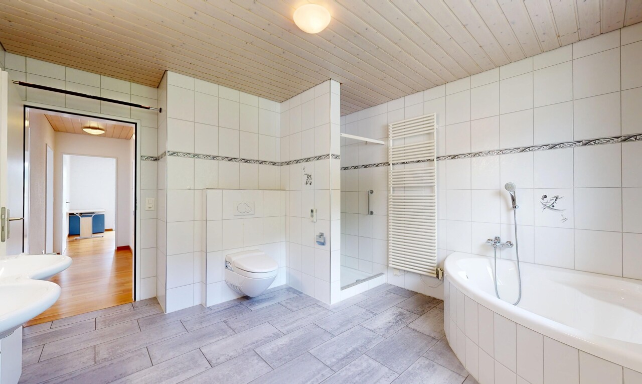 bad mit tile wall, fliesenwand, komplettes badezimmer, handtuchwärmer, und bad