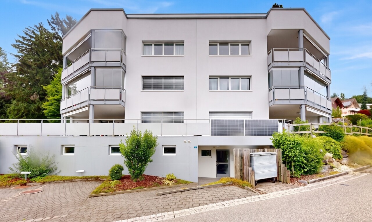 außenansicht mit blick auf wohnanlage, apartment complex view, day time, und from community