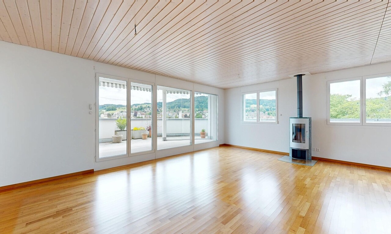 leerer raum mit wood finish floor, holzfußboden, natural light, natürliches licht, und inside property