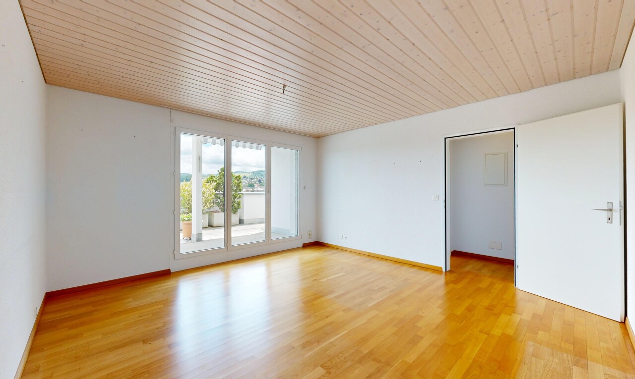 leerer raum mit natürliches licht, natural light, inside property, holzfußboden, und wood finish floor