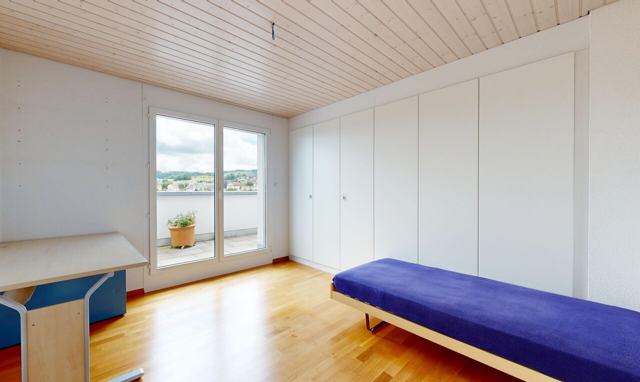zimmer / schlafzimmer mit natural light, natürliches licht, inside property, wood finish floor, und holzfußboden