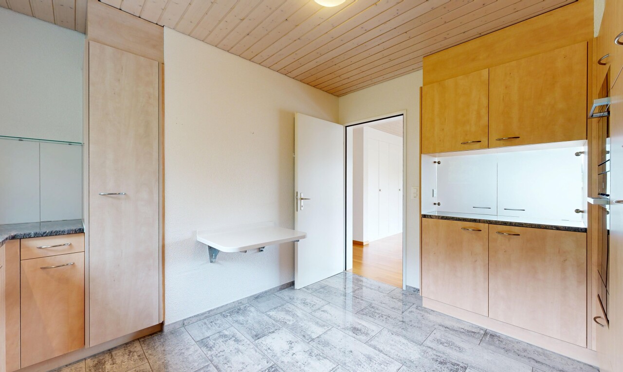 küche mit light brown cabinets, hellbraune schränke, wood ceiling, holzdecke, und inside property