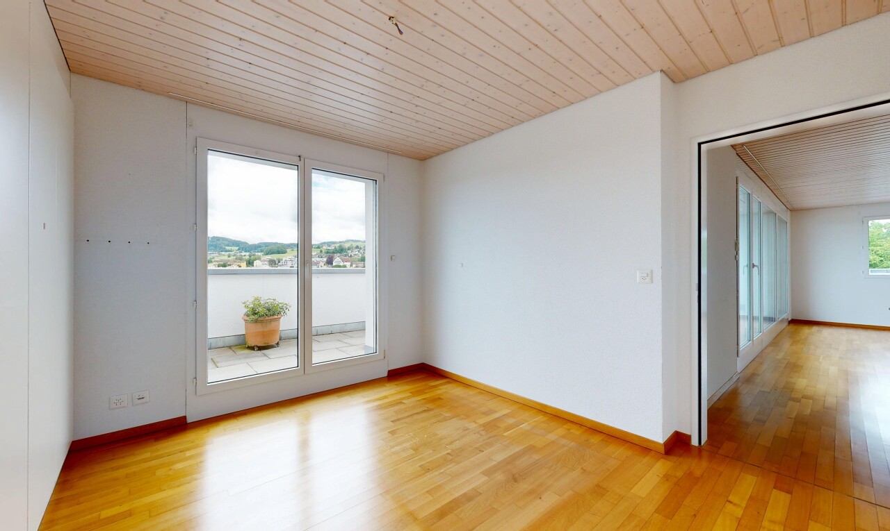 leerer raum mit inside property, natürliches licht, natural light, holzdecke, und wood ceiling