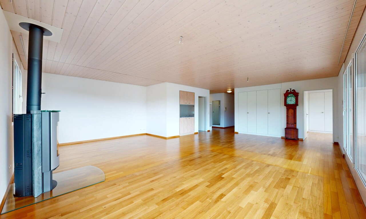 leerer raum mit inside property, holzofen, wood finish floor, holzfußboden, und drywall