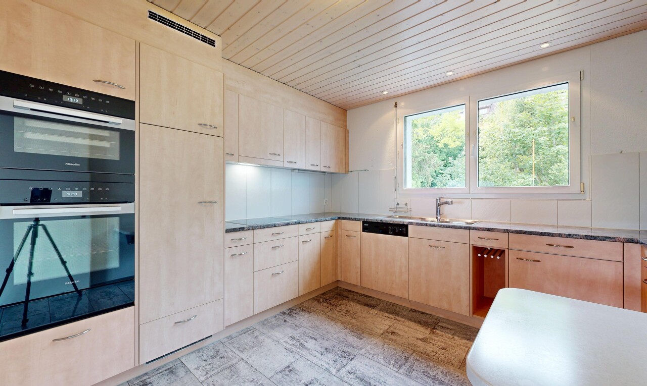 küche mit light brown cabinets, hellbraune schränke, wood ceiling, holzdecke, und doppel backofen