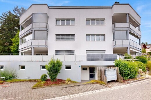 außenansicht mit blick auf wohnanlage, apartment complex view, day time, und from community
