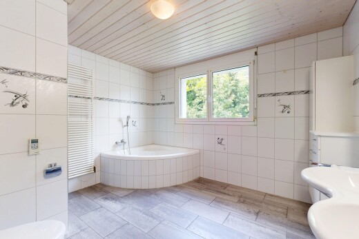 bad mit tile wall, fliesenwand, komplettes badezimmer, light floor, und handtuchwärmer