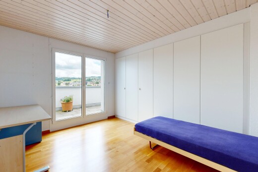 chambre avec natural light, lumière naturelle, inside property, wood finish floor, et sol en finition bois