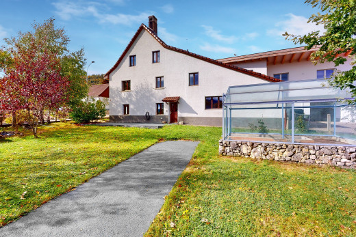 außenansicht mit rasen