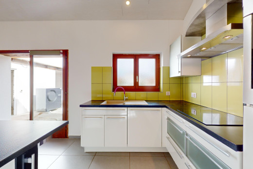 küche mit dunstabzugshaube, waschbecken, weiße schränke, und arbeitsplatten