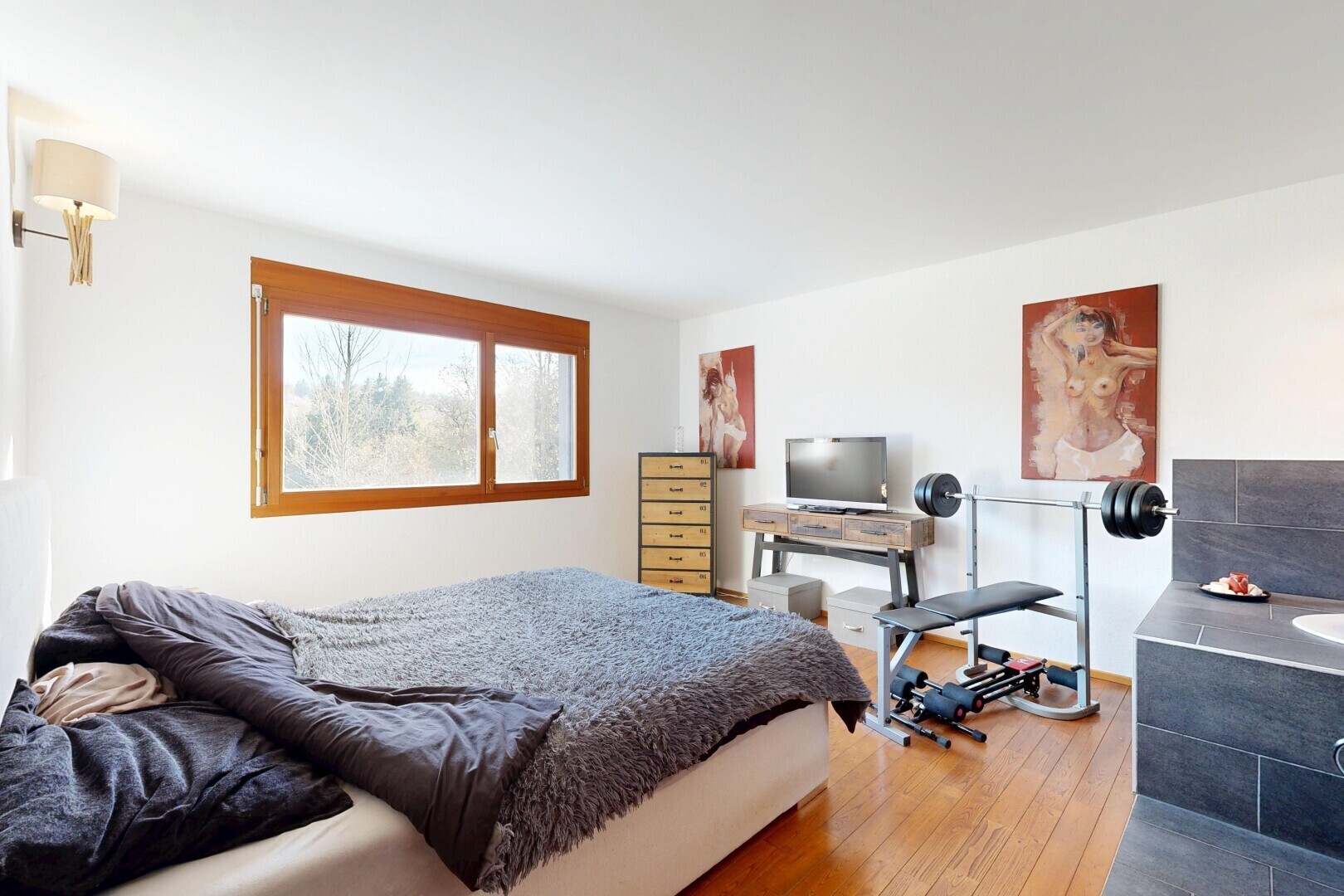 chambre avec sol en finition bois, wood finish floor, inside property, cloison sèche, et drywall