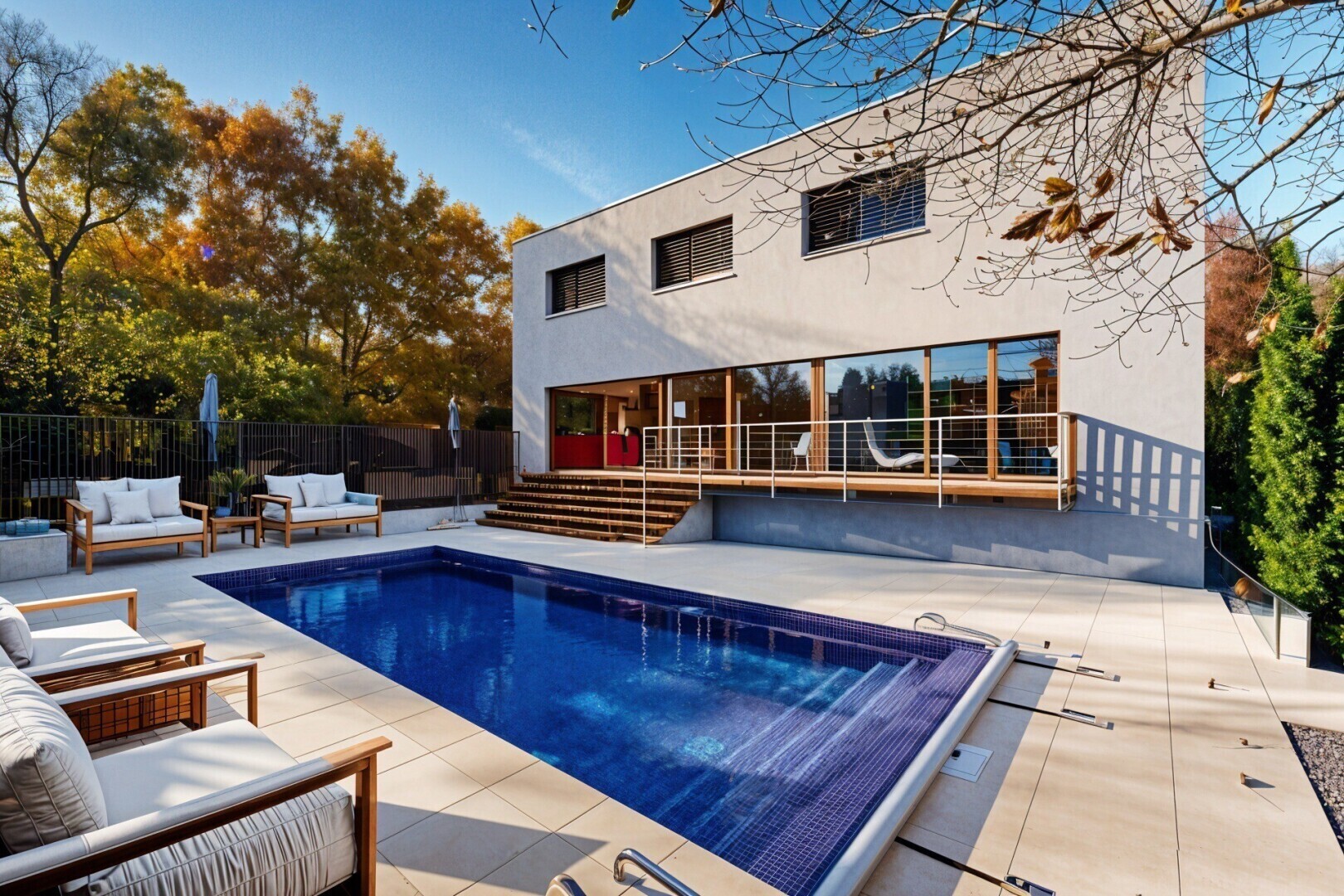 piscine avec terrasse, day time, piscine, property visible, et clôture