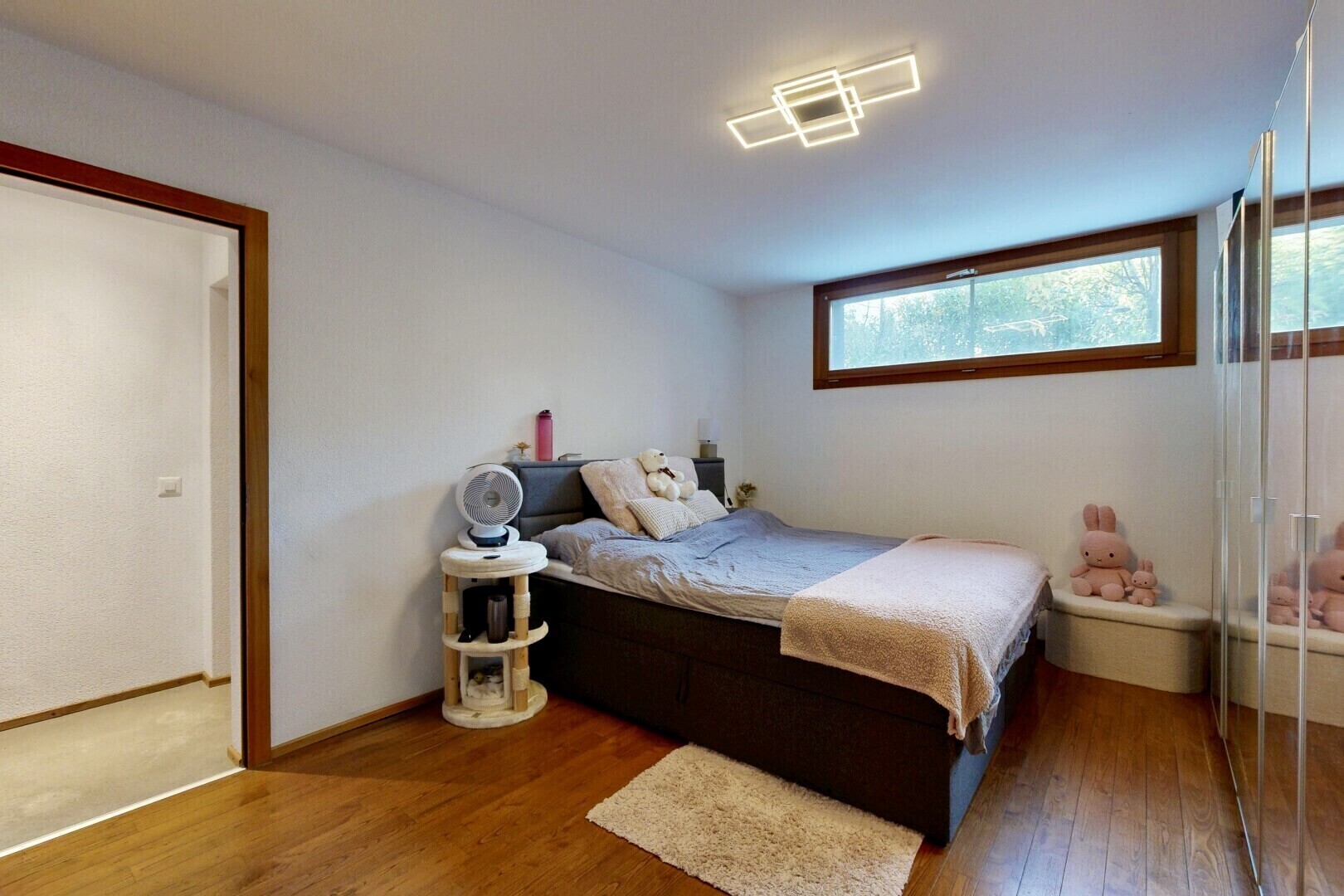 chambre avec inside property, wood finish floor, sol en finition bois, natural light, et lumière naturelle
