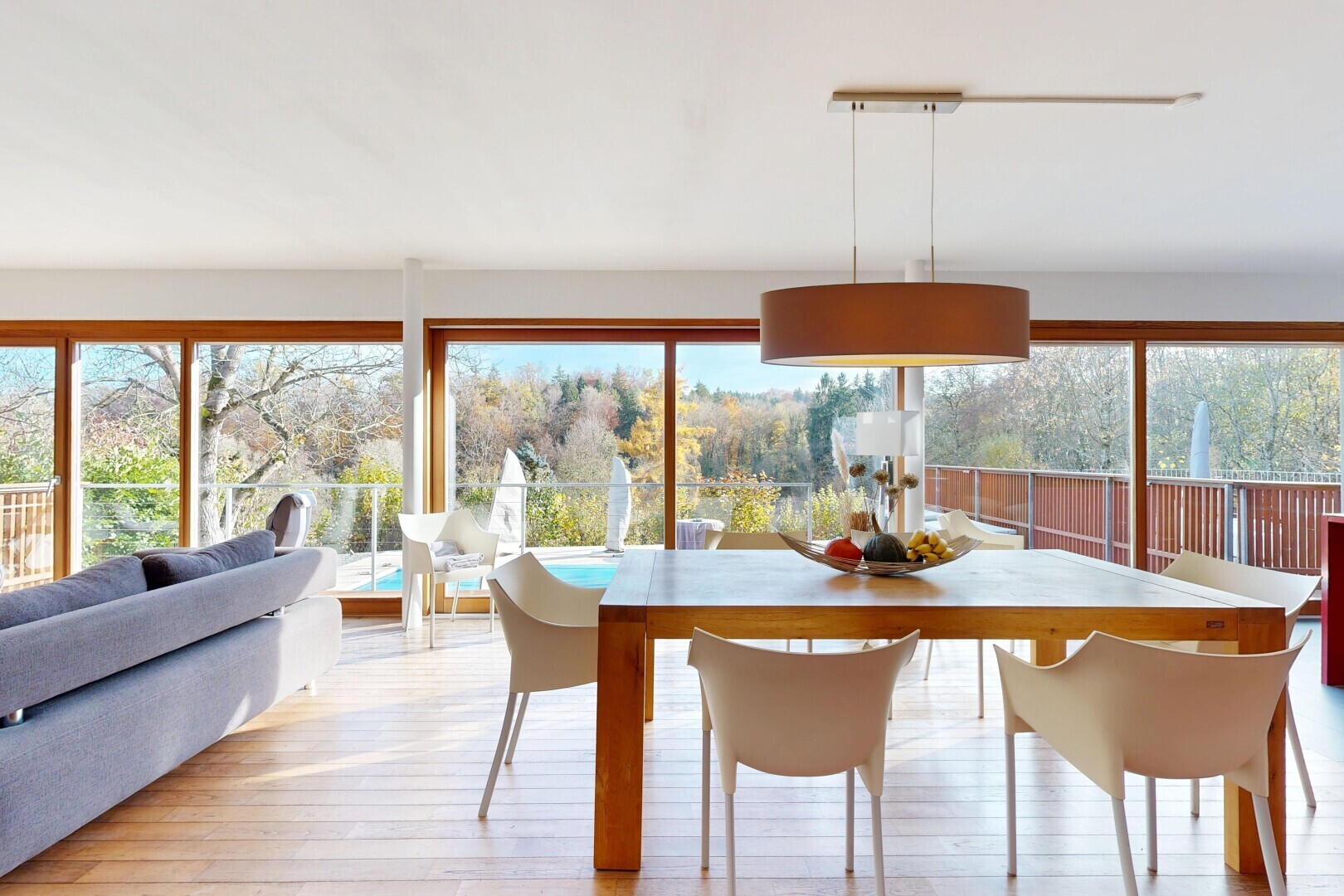 salon / salle à manger avec inside property, sol en finition bois, wood finish floor, day time, et lumière naturelle