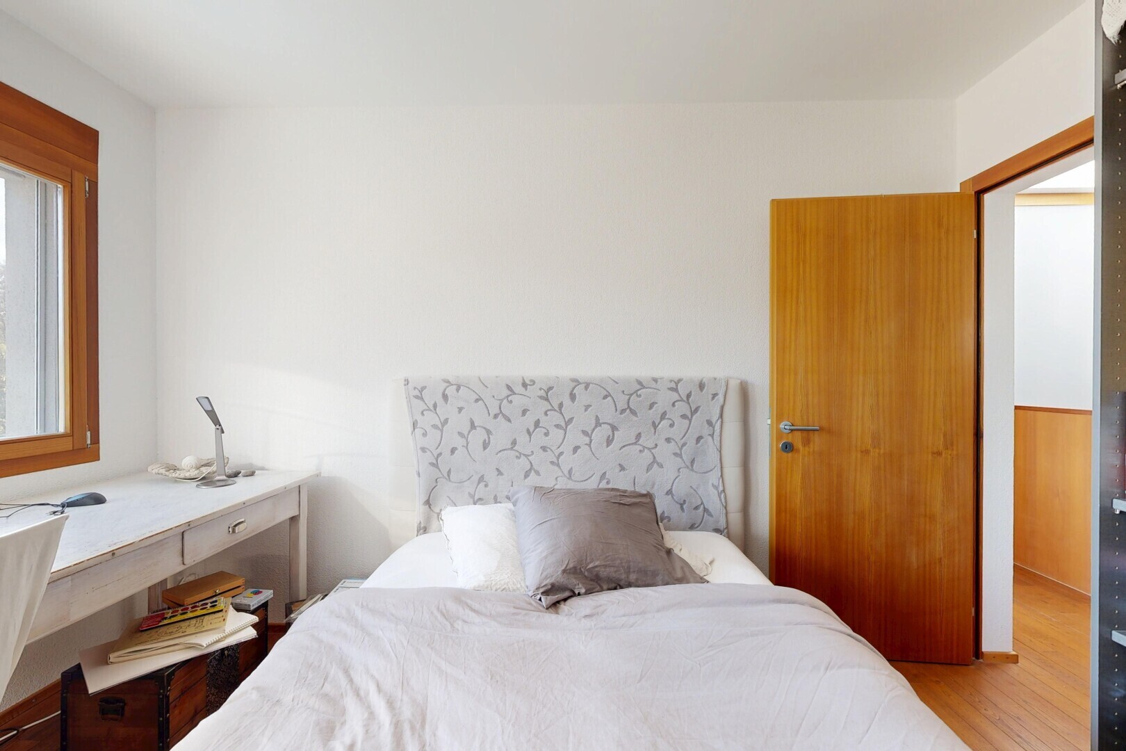 chambre avec inside property, cloison sèche, drywall, lumière naturelle, et natural light