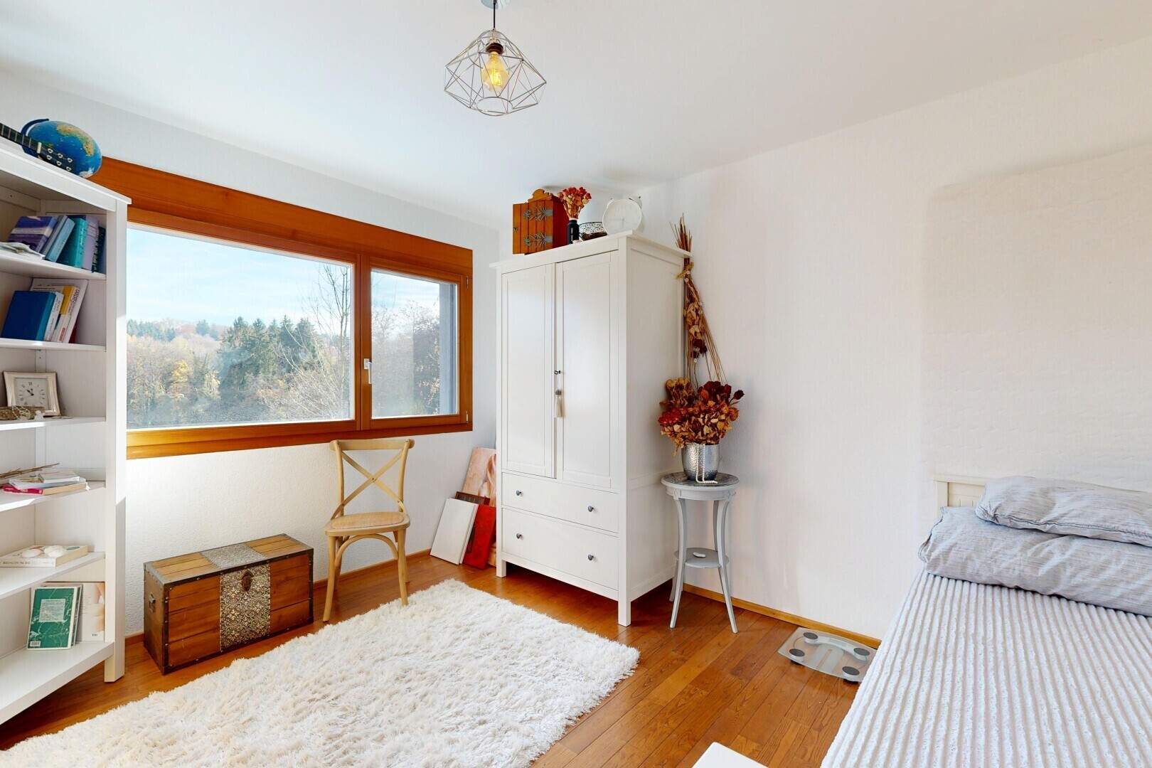 chambre avec cloison sèche, drywall, inside property, sol en finition bois, et wood finish floor