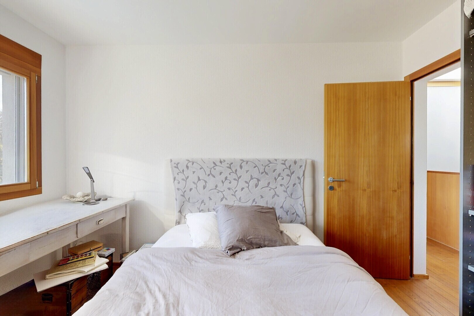 chambre avec natural light, lumière naturelle, inside property, drywall, et cloison sèche