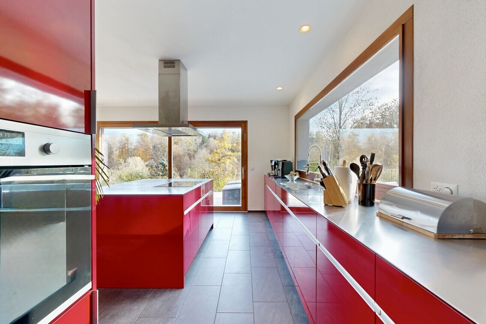 cuisine avec red cabinets, armoires rouges, four, flat panel cabinets, et armoires à panneau plat