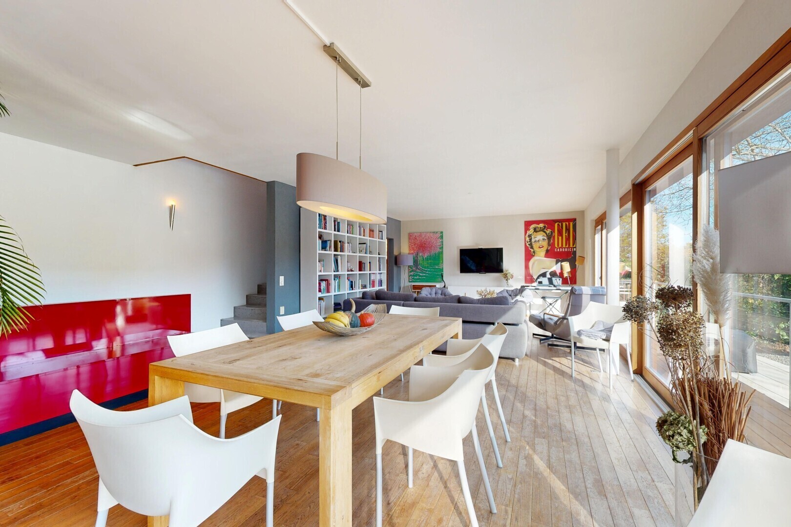 salon / salle à manger avec inside property, cloison sèche, drywall, sol en finition bois, et wood finish floor