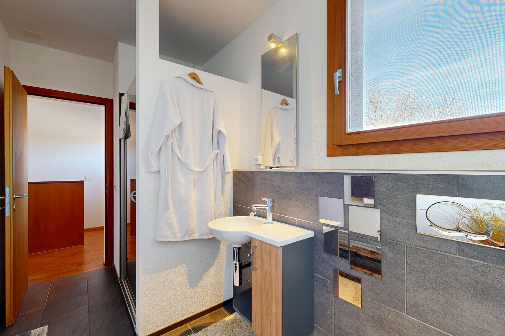 salle de bains avec miroir, inside property, tile floor, sol en carrelage, et natural light