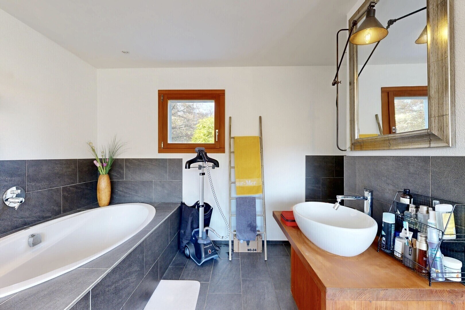salle de bains avec salle de bain complète, miroir, bain, dark floor, et lavabo (ou coiffeuse selon le contexte)