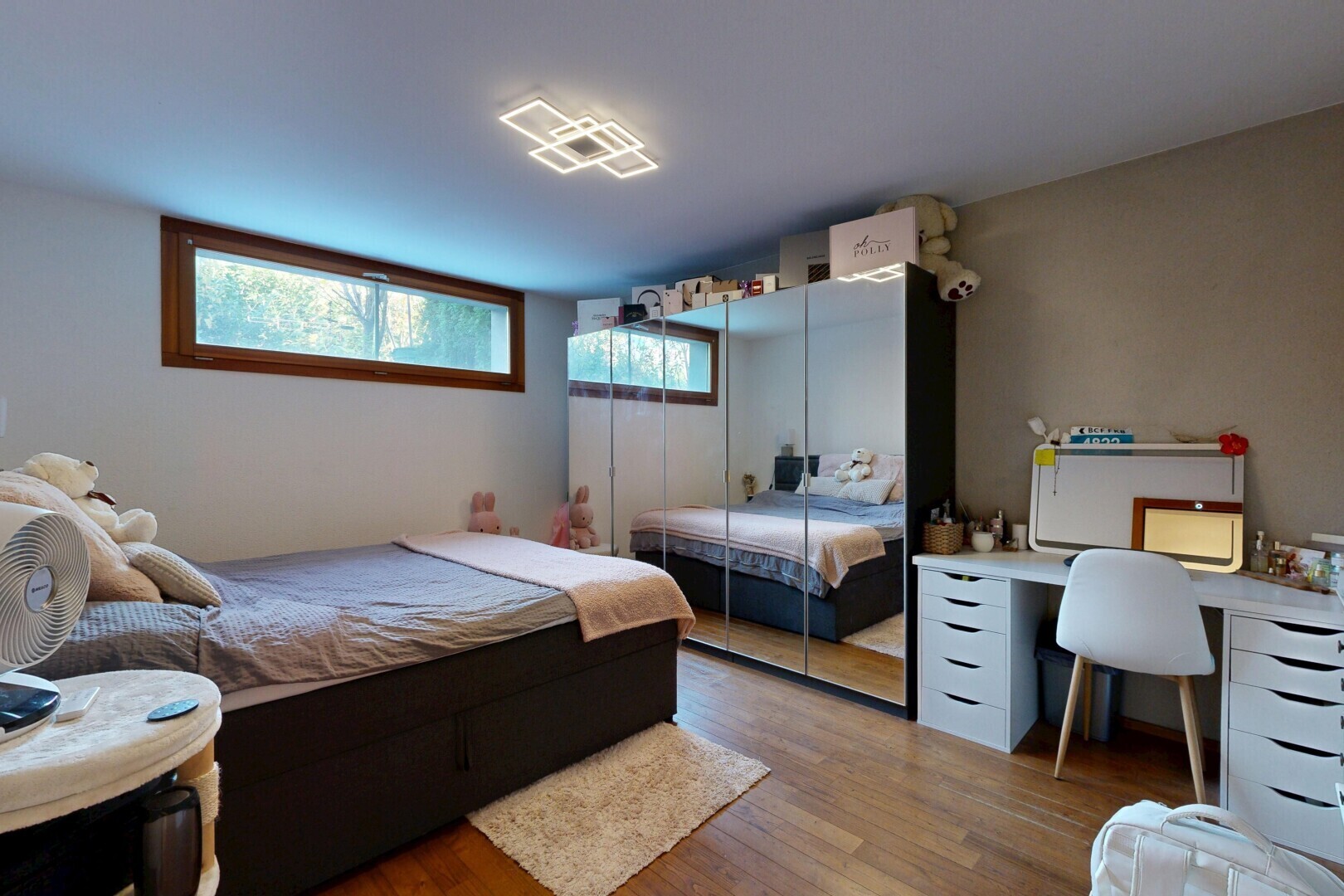 chambre avec cloison sèche, drywall, inside property, sol en finition bois, et wood finish floor
