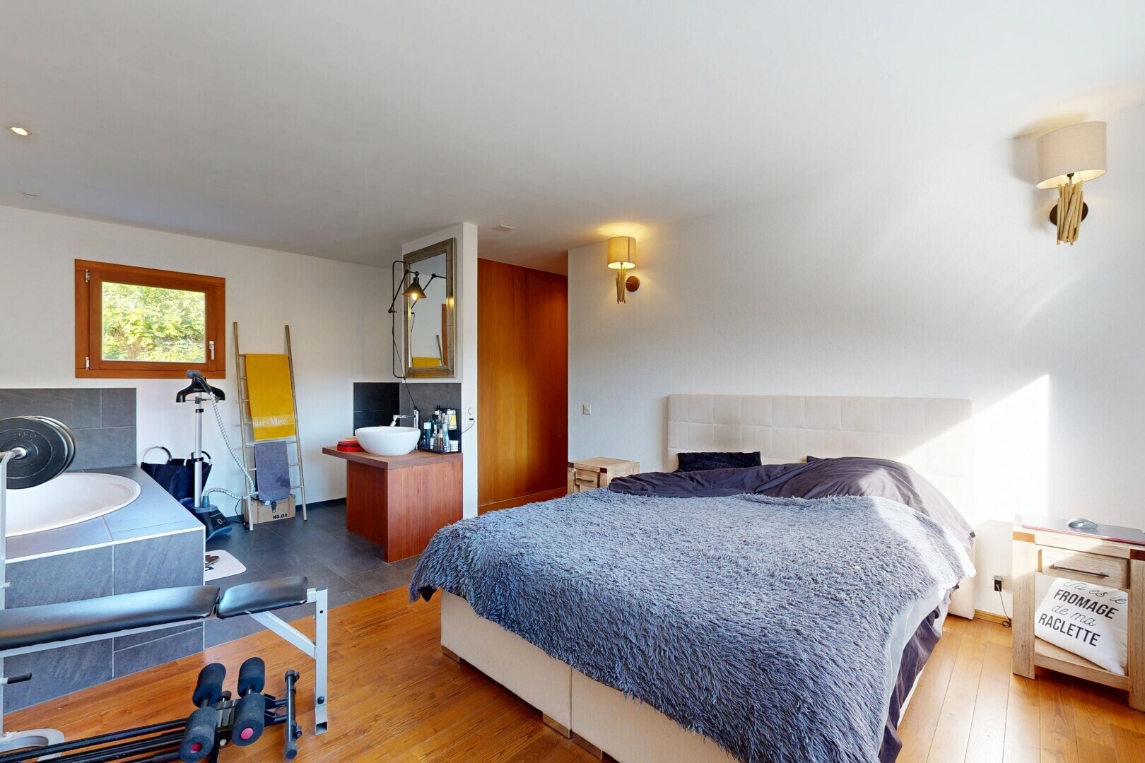 chambre avec inside property, cloison sèche, drywall, sol en finition bois, et wood finish floor