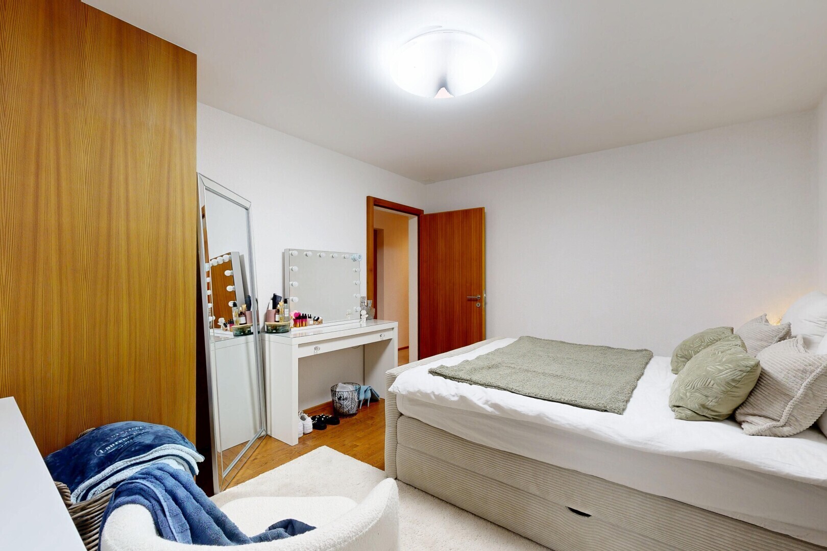 chambre avec sol en finition bois, wood finish floor, cloison sèche, drywall, et inside property