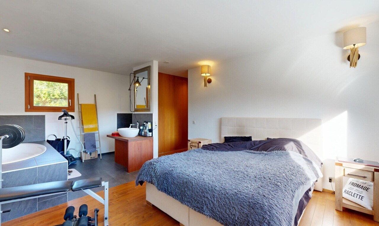 chambre avec inside property, cloison sèche, drywall, sol en finition bois, et wood finish floor