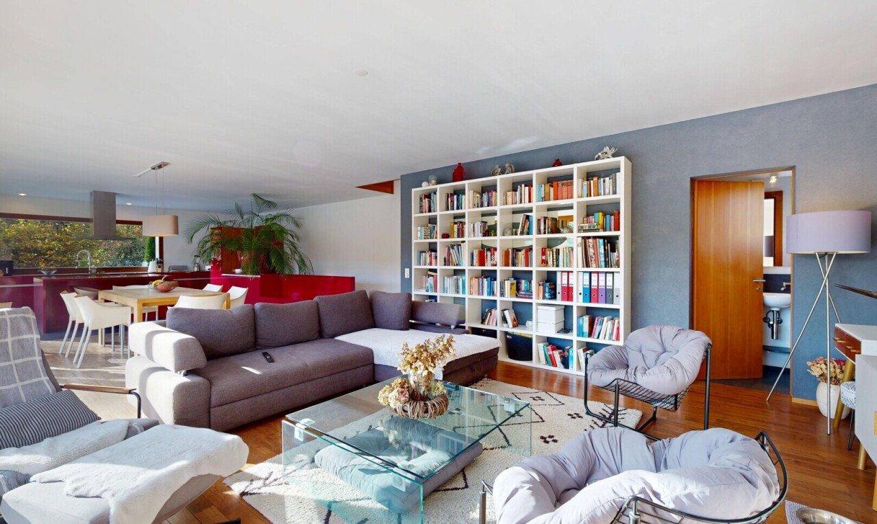 salon avec inside property, sol en finition bois, wood finish floor, cloison sèche, et drywall