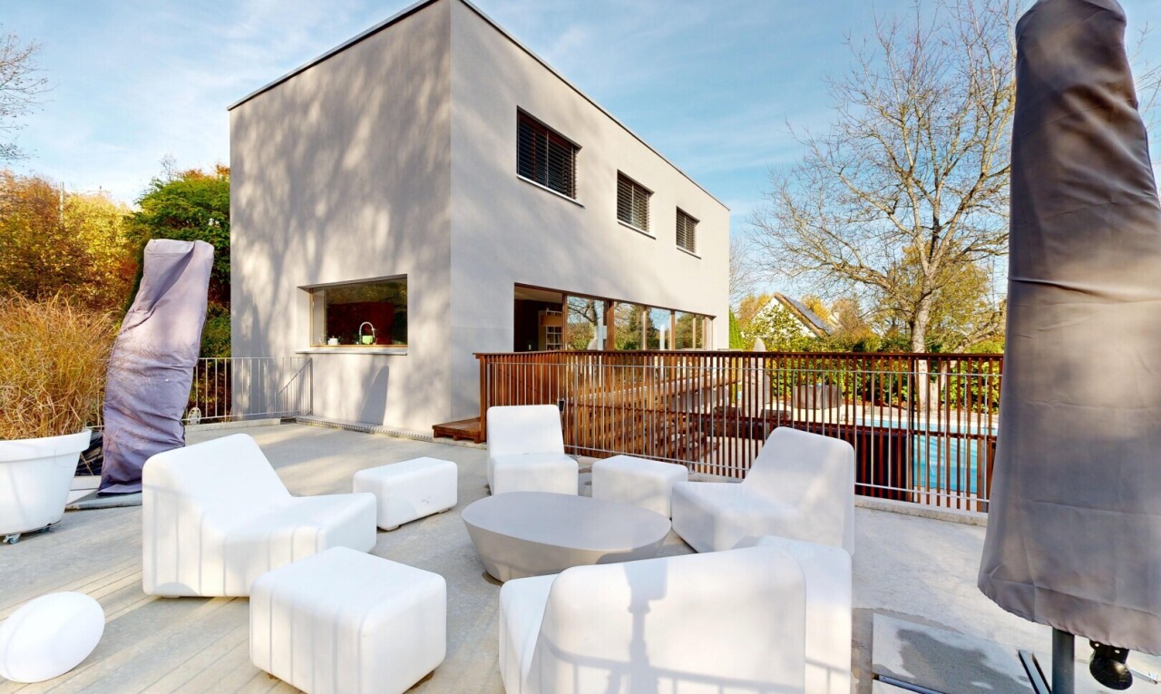terrasse avec espace de vie extérieur, terrasse, day time, et property visible