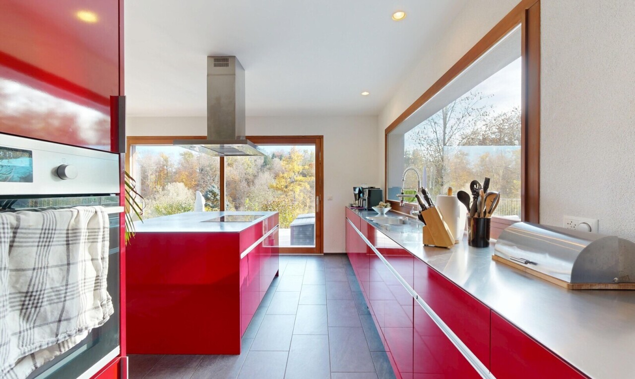 cuisine avec armoires rouges, red cabinets, four, armoires à panneau plat, et flat panel cabinets