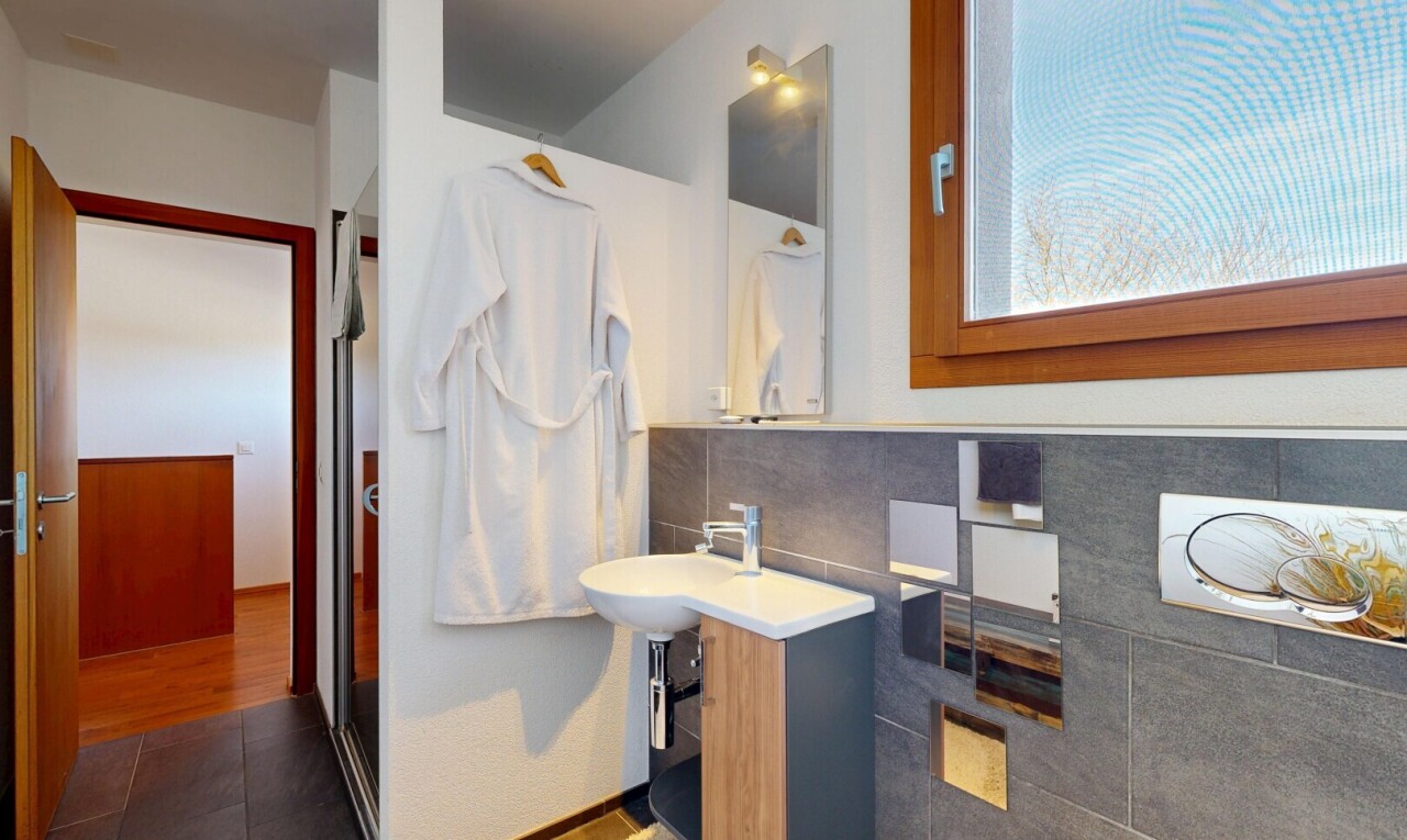 salle de bains avec miroir, inside property, tile floor, sol en carrelage, et natural light
