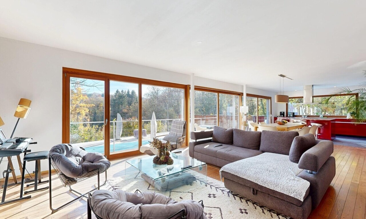 salon avec wood finish floor, sol en finition bois, inside property, vue sur la piscine, et hardwood floor