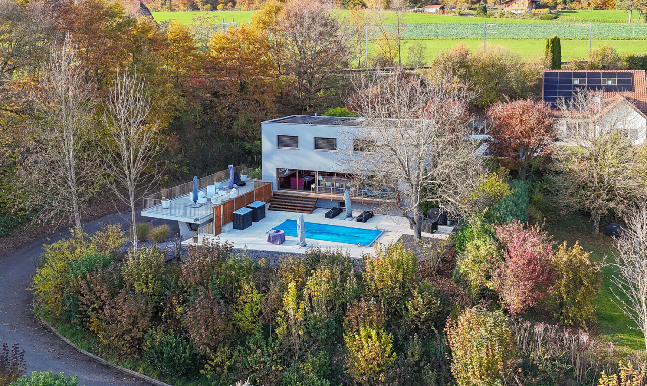 façade avec terrasse, piscine, property visible, et espace de vie extérieur