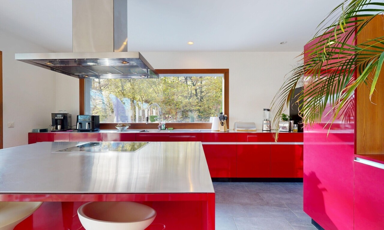 cuisine avec hotte, red cabinets, armoires rouges, inside community, et natural light