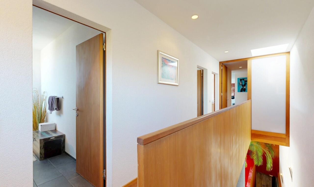 couloir avec inside property, éclairage encastré, recessed lighting, cloison sèche, et drywall