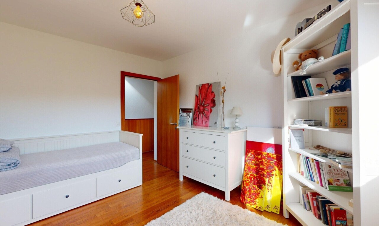 chambre avec wood finish floor, sol en finition bois, drywall, cloison sèche, et inside property