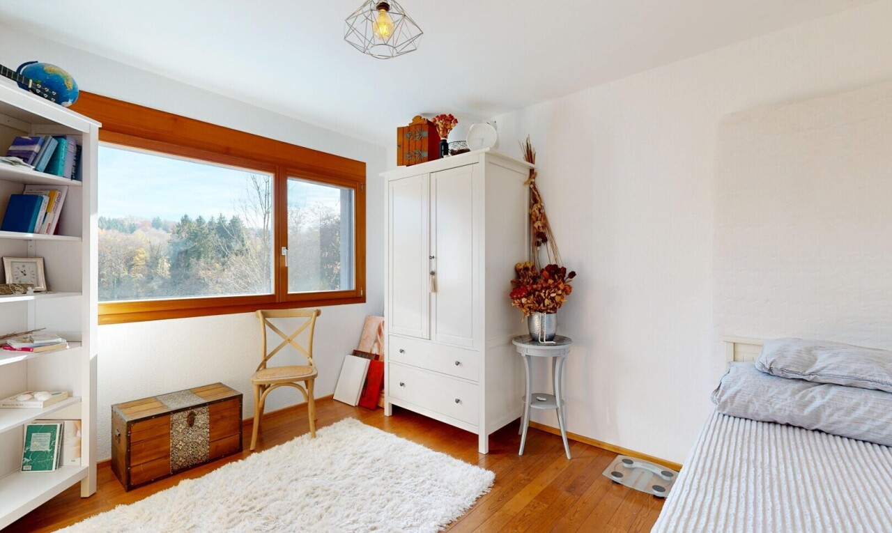 chambre avec cloison sèche, drywall, inside property, sol en finition bois, et wood finish floor