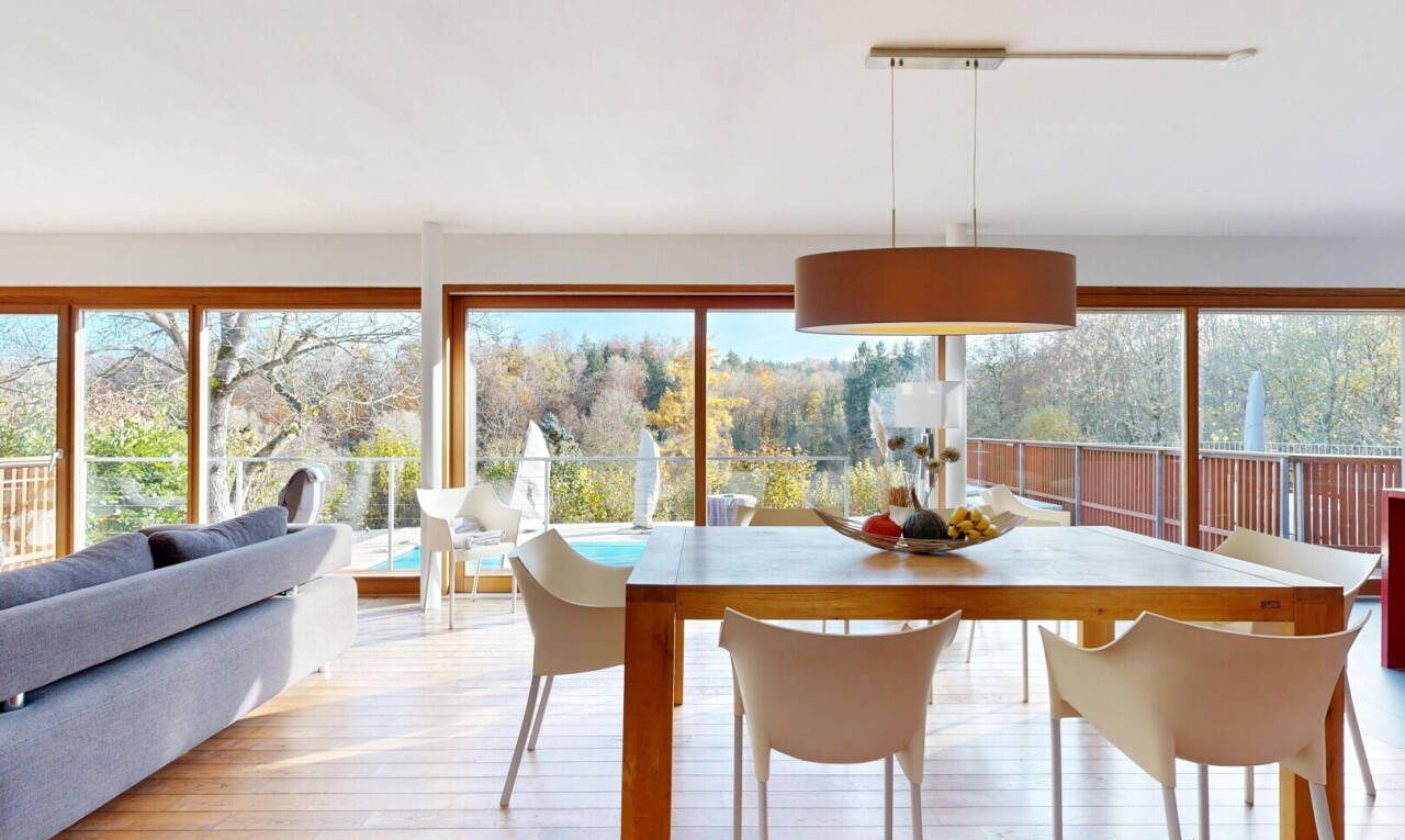 salon / salle à manger avec inside property, sol en finition bois, wood finish floor, day time, et lumière naturelle