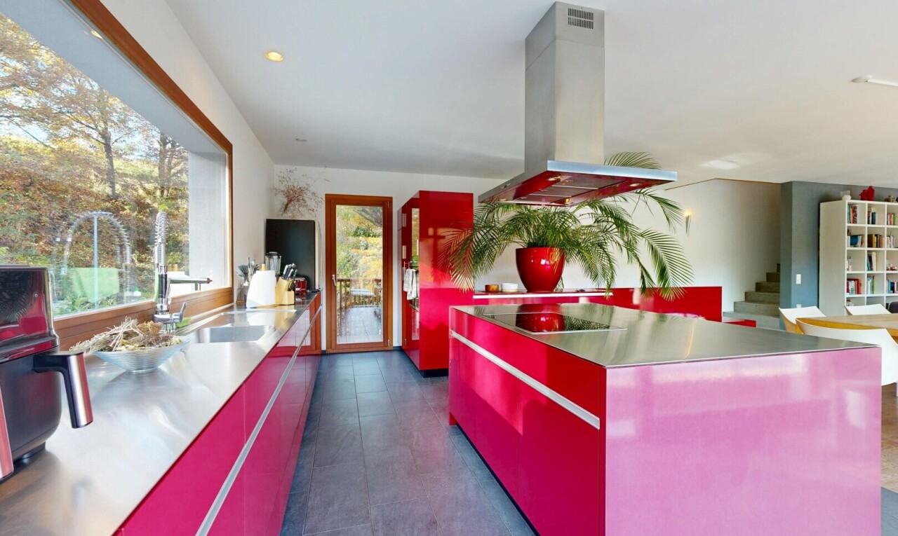 cuisine avec red cabinets, armoires rouges, stainless steel countertops, plans de travail en acier inoxydable, et flat panel cabinets