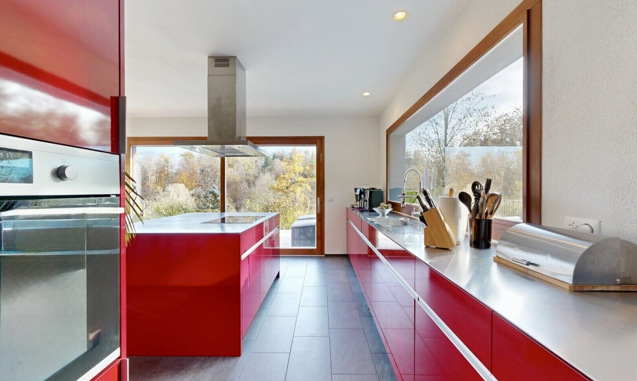 cuisine avec red cabinets, armoires rouges, four, flat panel cabinets, et armoires à panneau plat