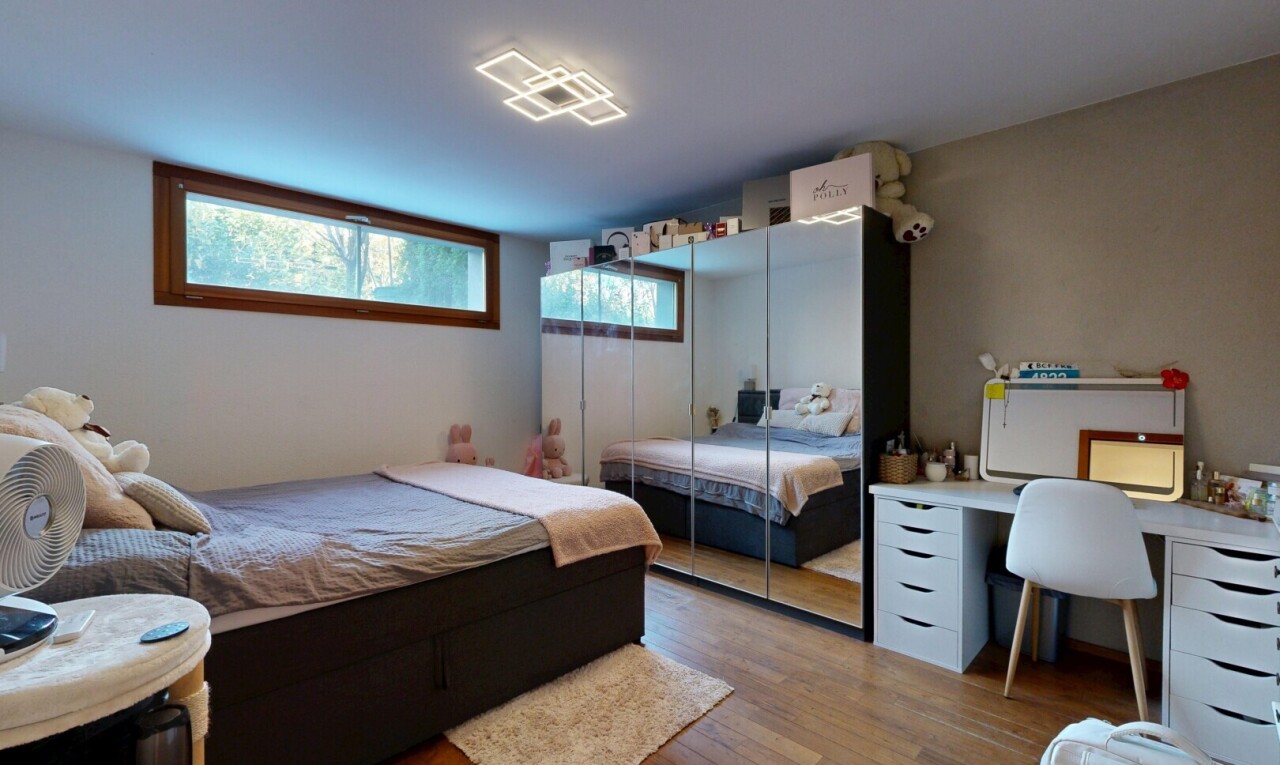 chambre avec cloison sèche, drywall, inside property, sol en finition bois, et wood finish floor