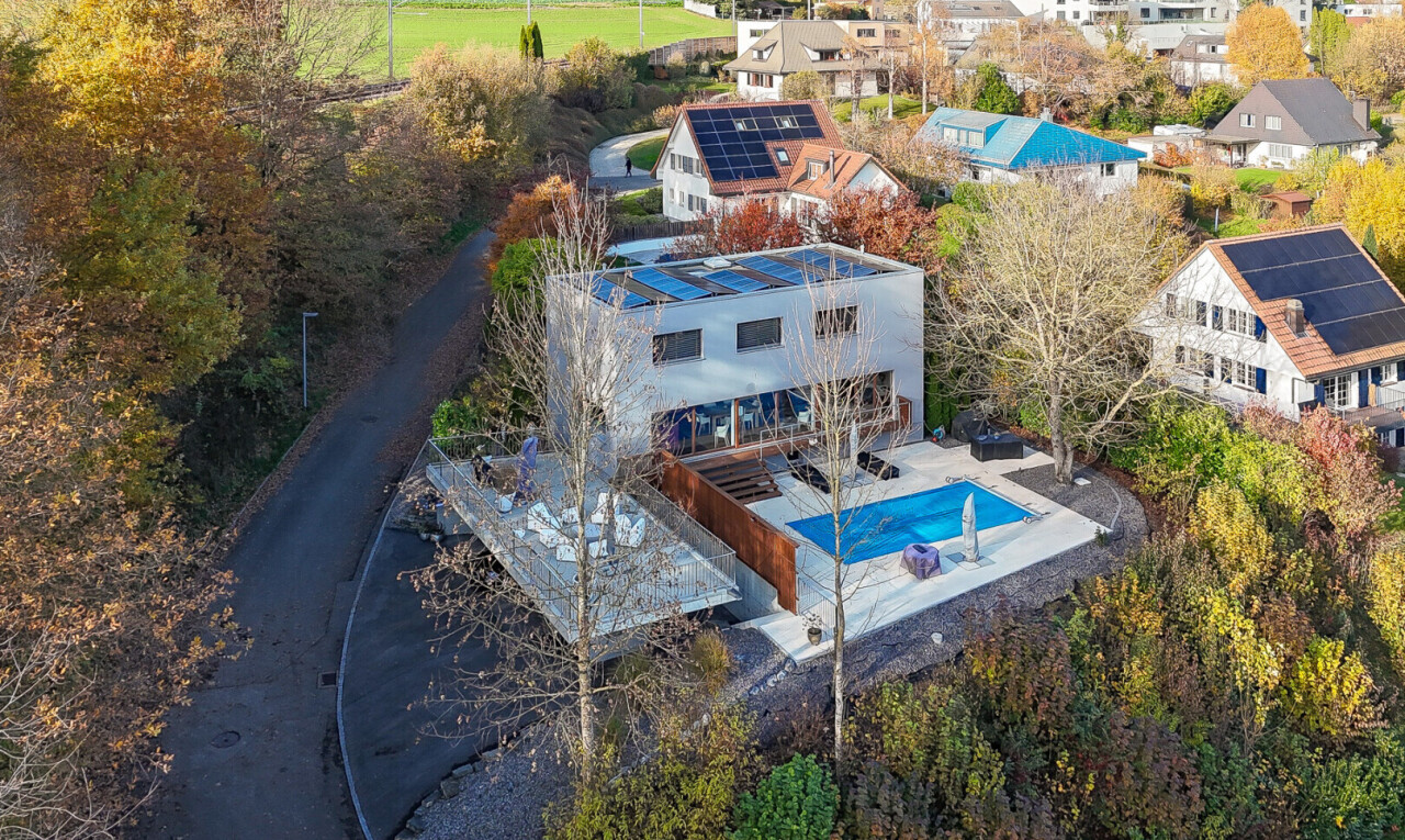 façade avec piscine et terrasse