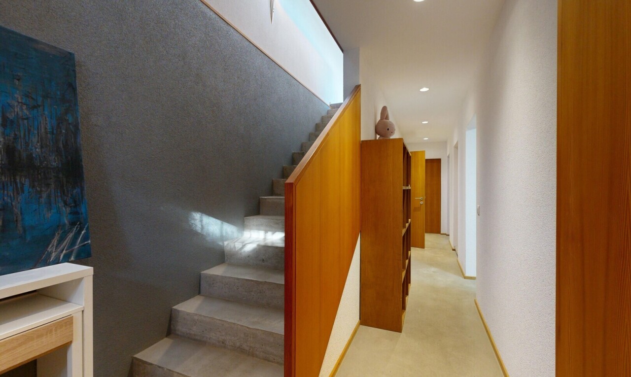 escaliers avec inside property, escaliers, éclairage encastré, recessed lighting, et moquette
