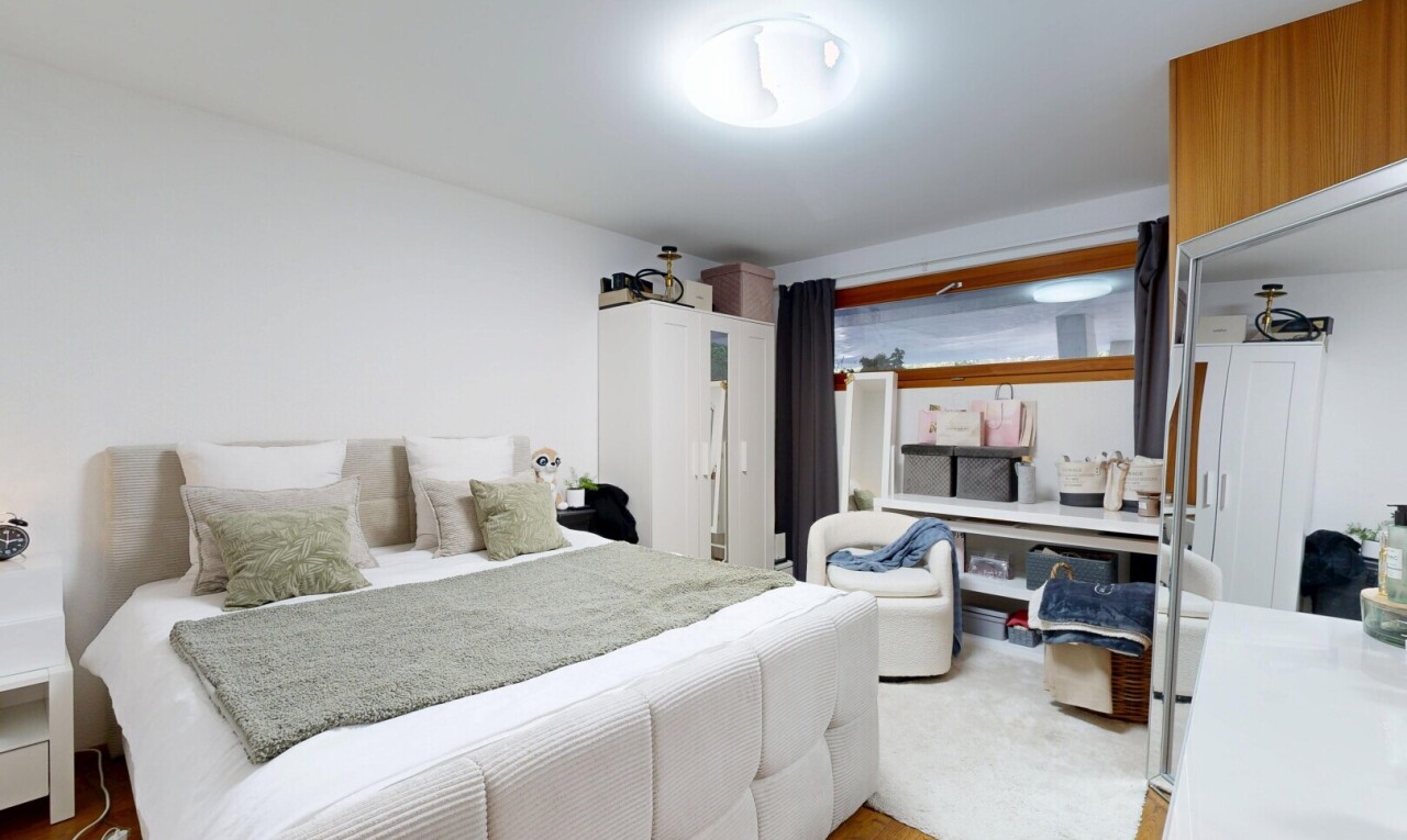 chambre avec inside property, cloison sèche, drywall, sol en finition bois, et wood finish floor