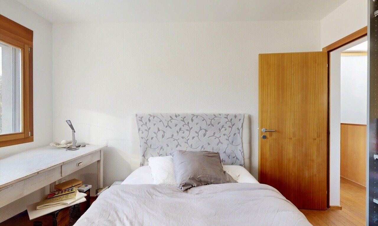 chambre avec natural light, lumière naturelle, inside property, drywall, et cloison sèche