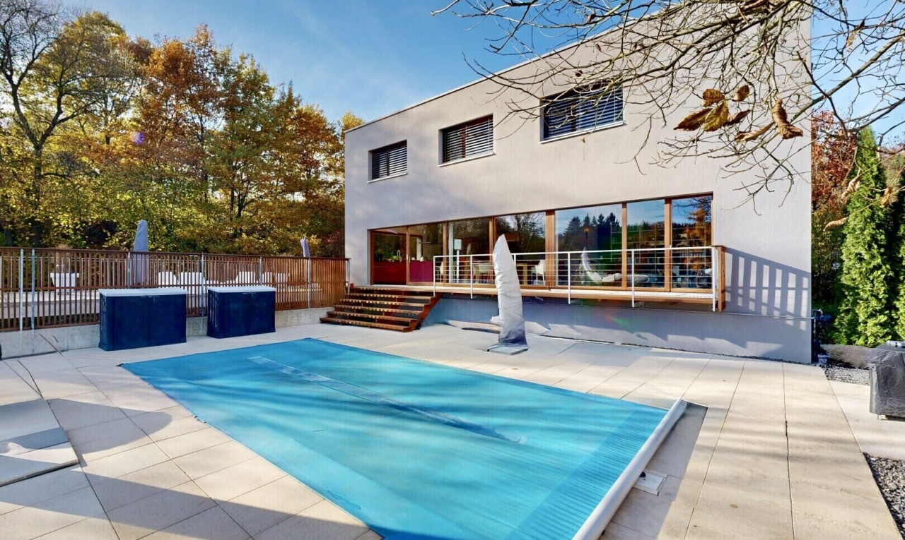 piscine avec terrasse, day time, piscine, property visible, et clôture