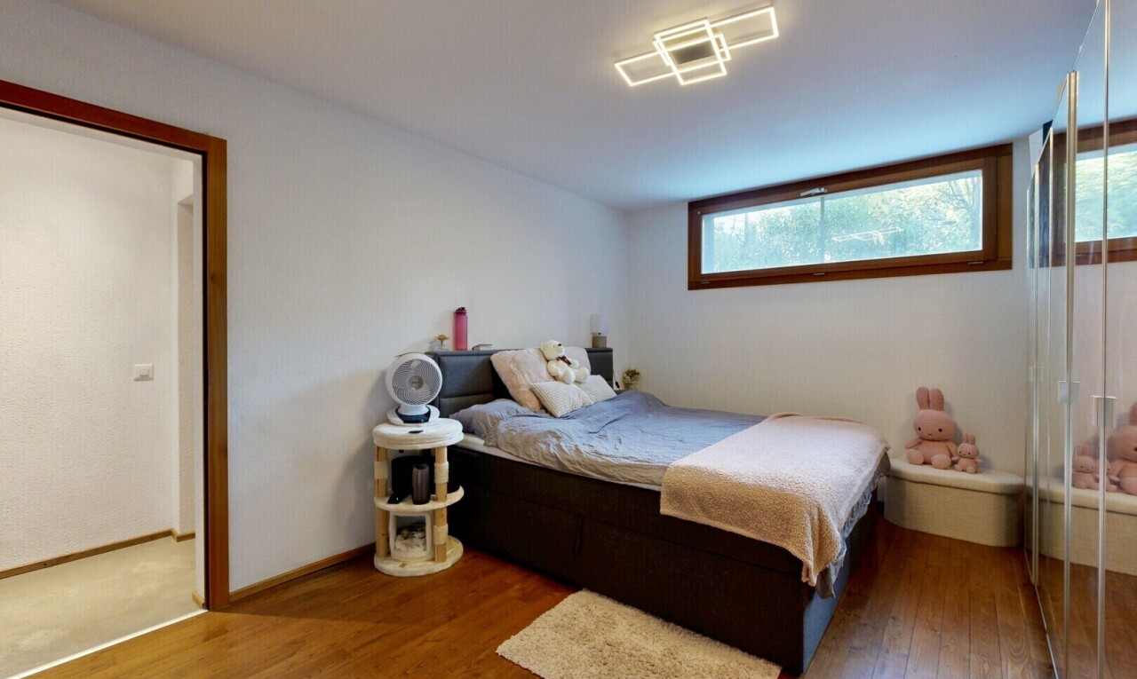 chambre avec inside property, wood finish floor, sol en finition bois, natural light, et lumière naturelle